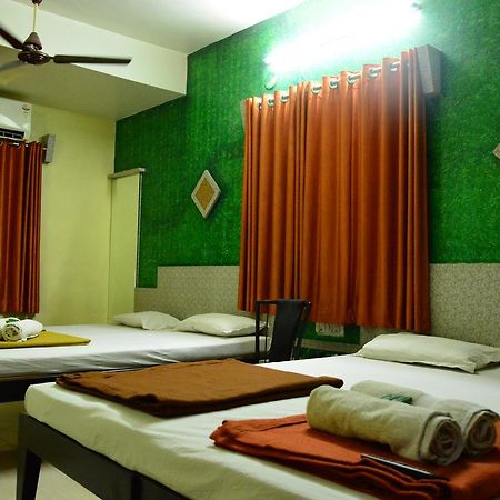 Hotel Madhava Ширді Екстер'єр фото
