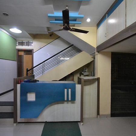 Hotel Madhava Ширді Екстер'єр фото