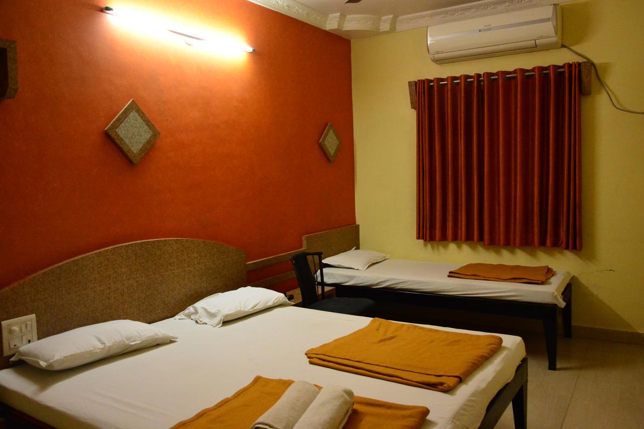 Hotel Madhava Ширді Екстер'єр фото