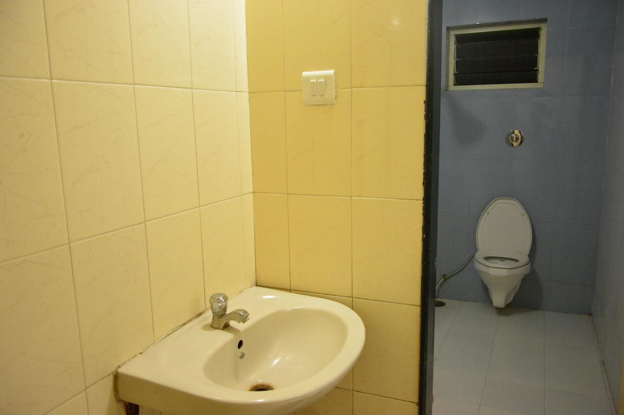 Hotel Madhava Ширді Екстер'єр фото