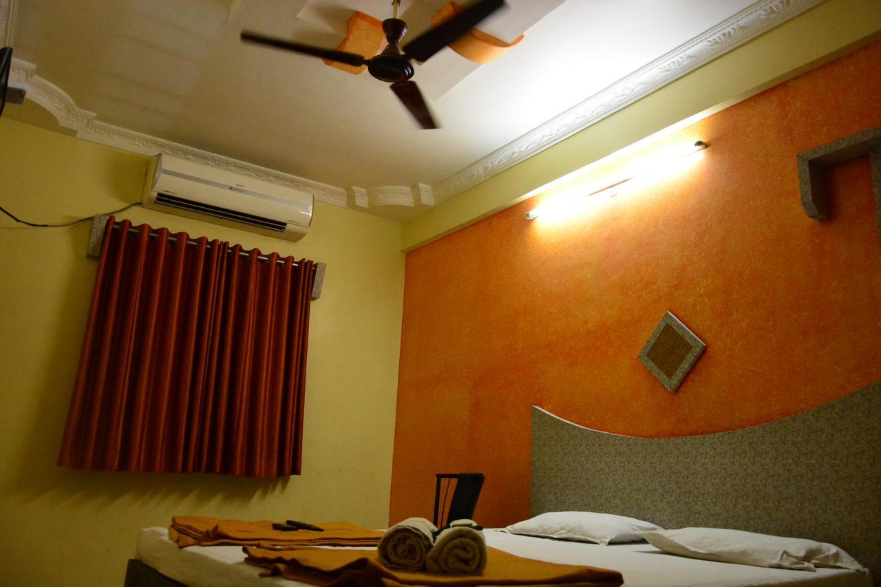 Hotel Madhava Ширді Екстер'єр фото
