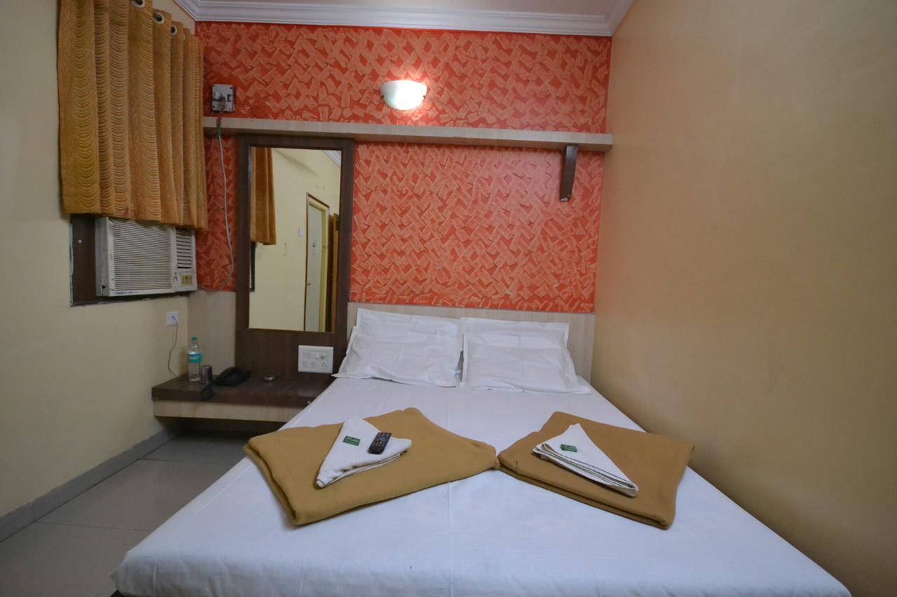 Hotel Madhava Ширді Екстер'єр фото