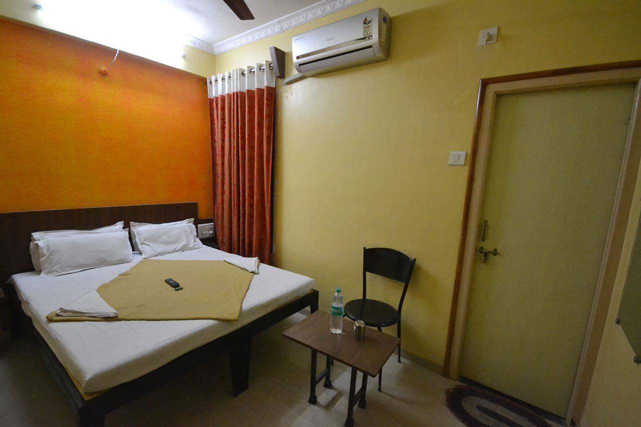 Hotel Madhava Ширді Екстер'єр фото