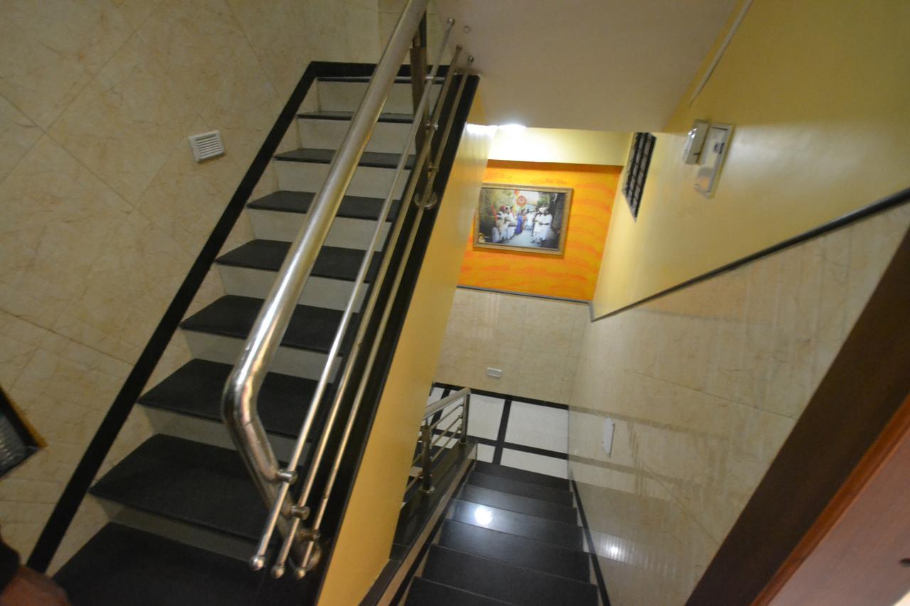 Hotel Madhava Ширді Екстер'єр фото