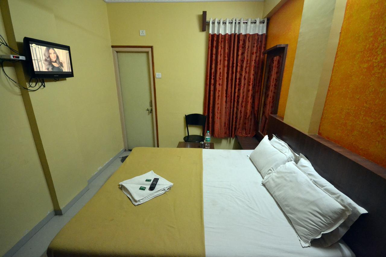 Hotel Madhava Ширді Екстер'єр фото