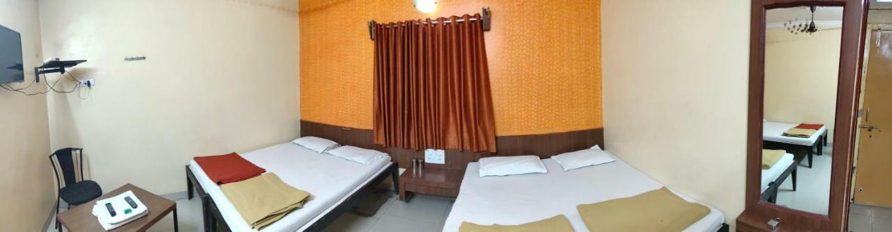 Hotel Madhava Ширді Екстер'єр фото